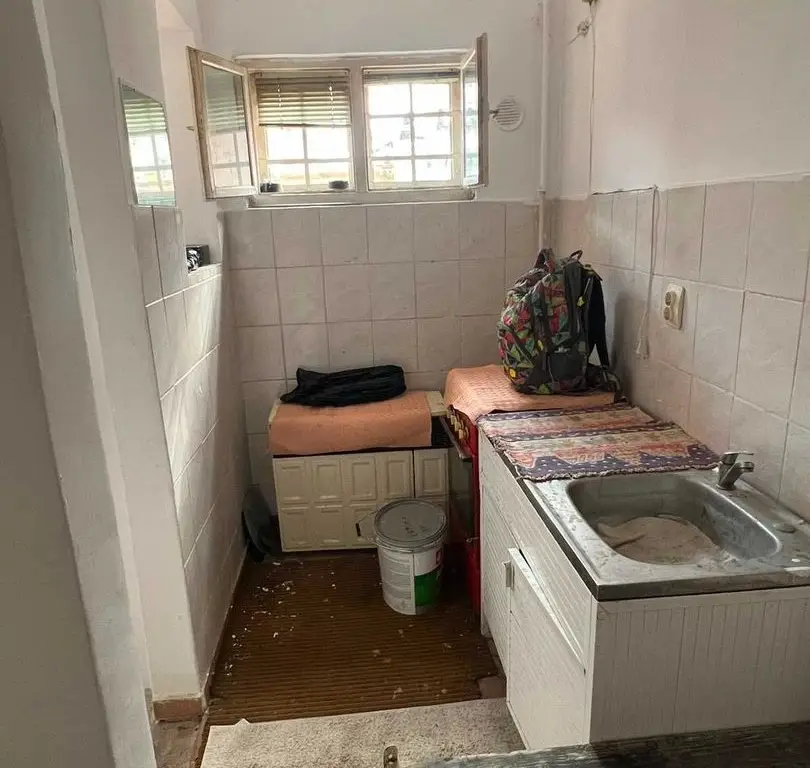 BRASADAS vinde garsoniera pe Ostrovului 25mp la parter.