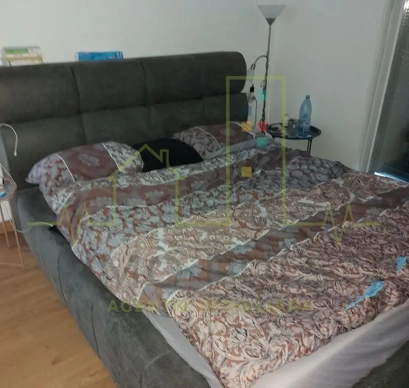 Apartament pe 3 nivele. Terasa 30 mp. 2 Balcoane. 2 Bai. Gradina
