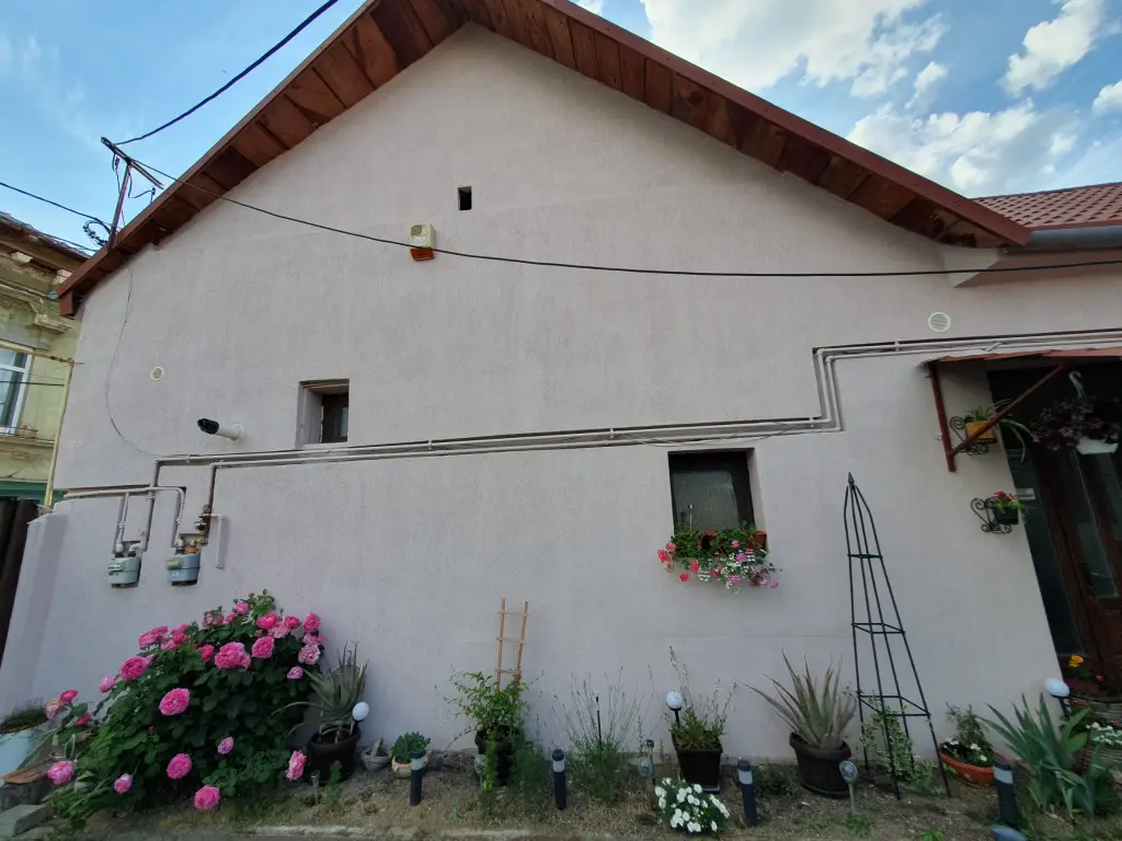 Vand apartament la casă cu curte – zonă centrală aproape de Malul Mureșului