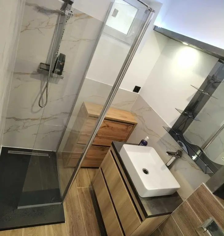 BRASADAS vinde ap 2 cam etaj 3/4 Closca, renovat, modificat.
