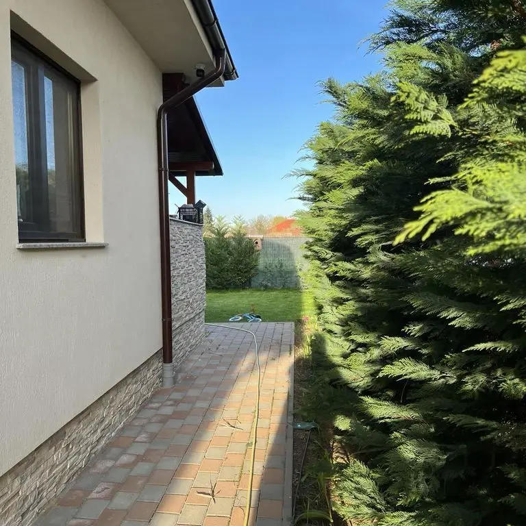 BRASADAS vinde casa tip PARTER cu garaj in zona Dara.