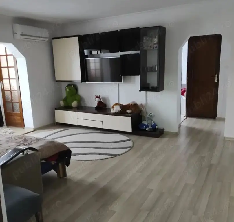 BRASADAS vinde ap 3 cam etaj 3/4 Micro 16.