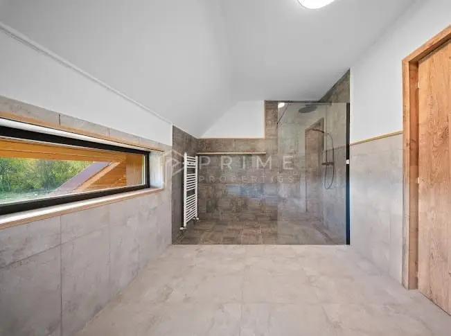 Proprietate exclusivistă în Corunca: 200 mp utili, teren generos