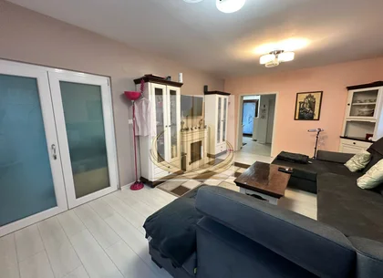 Casă premium cu panouri solare, stație EV, anexă locuibilă și grădină
