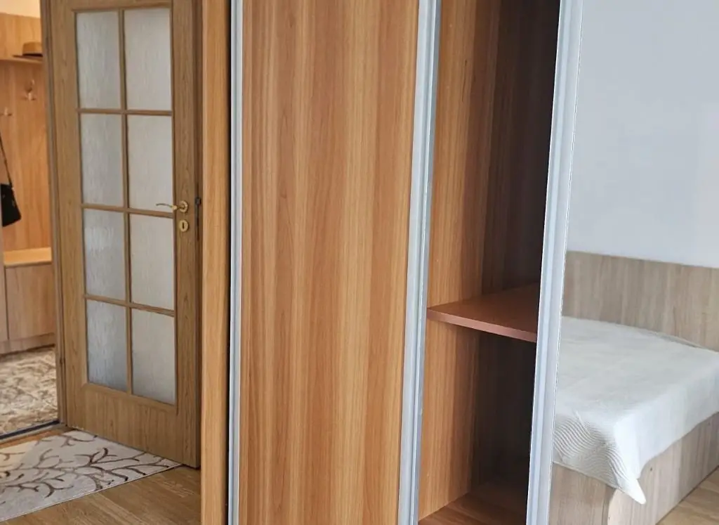 De inchiriat apartament cu 2 camere, etaj 4/4 Piata Centrala, 360 euro