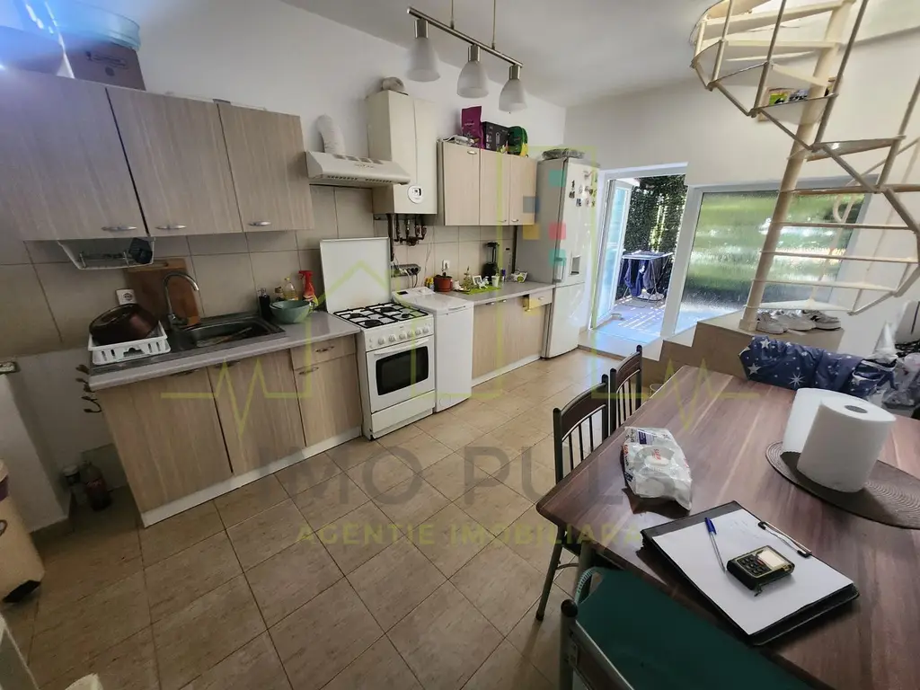 3 Camere. 2 Bai. Apartament pe 2 nivele. Pretabil investitie.