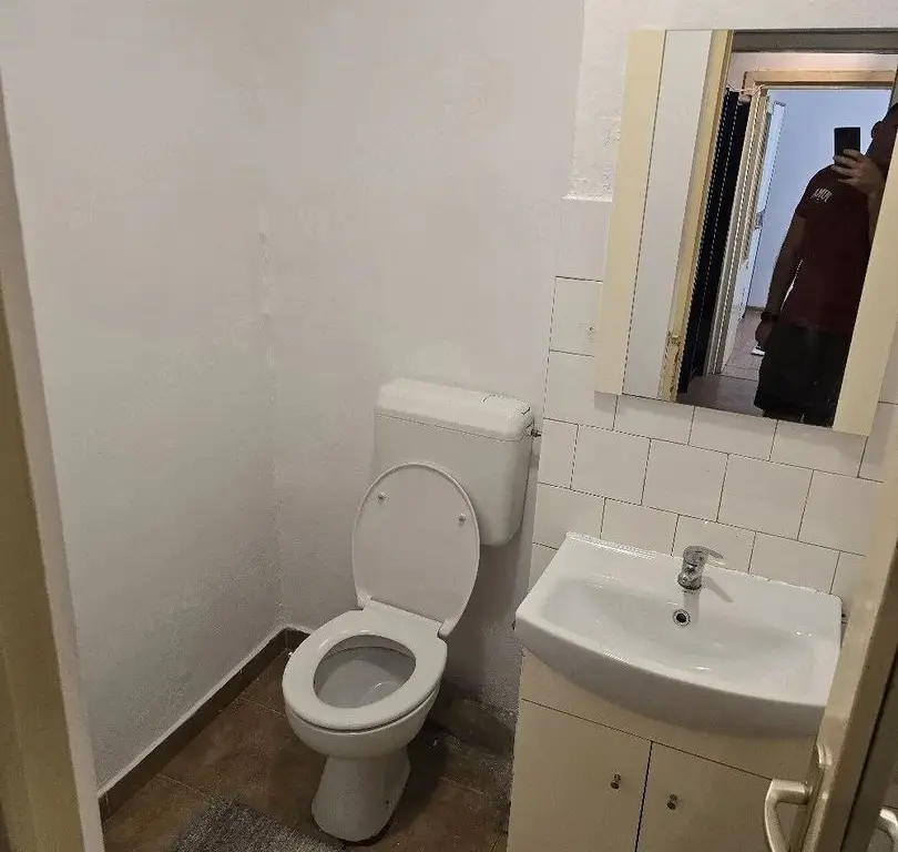 Inchiriez apartament cu 3 camere, decomandat,
