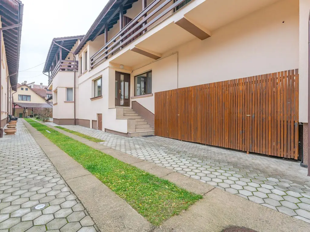Pensiune Râșnov, 13 camere plus locuință proprietar, zonă Cetate