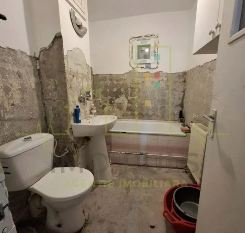 Aradului. Decomandat. 53.58 mp utili + balcon. Centrala proprie
