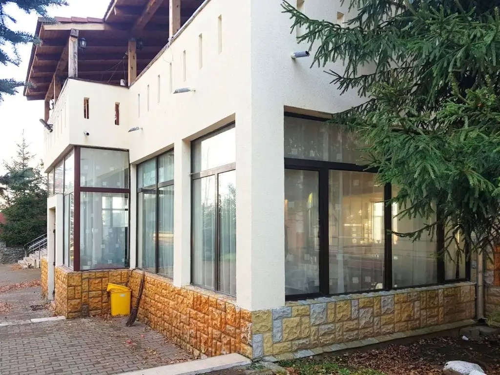 Hotel cu arhitectură montană deosebită poziționare premium Sâmbătă de Sus
