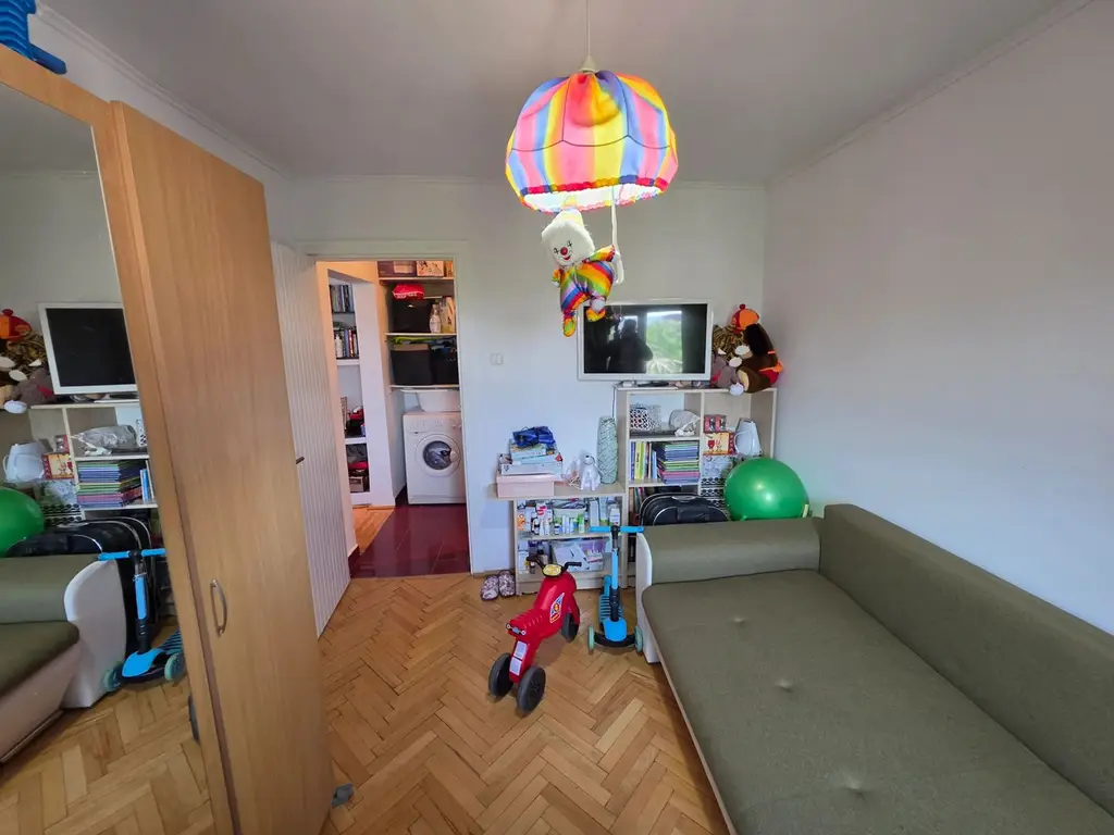 Vand apartament cu 4 camere aproape de centru