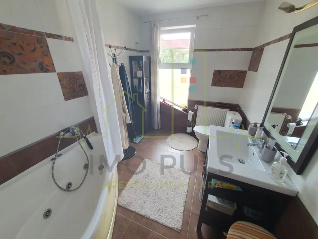 Casa + 5 apartamente + spatiu de inchiriat + parcari. Pretabil locuit + afacere