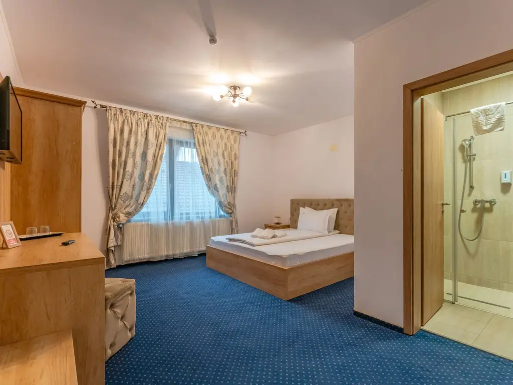 Pensiune Râșnov, 13 camere plus locuință proprietar, zonă Cetate