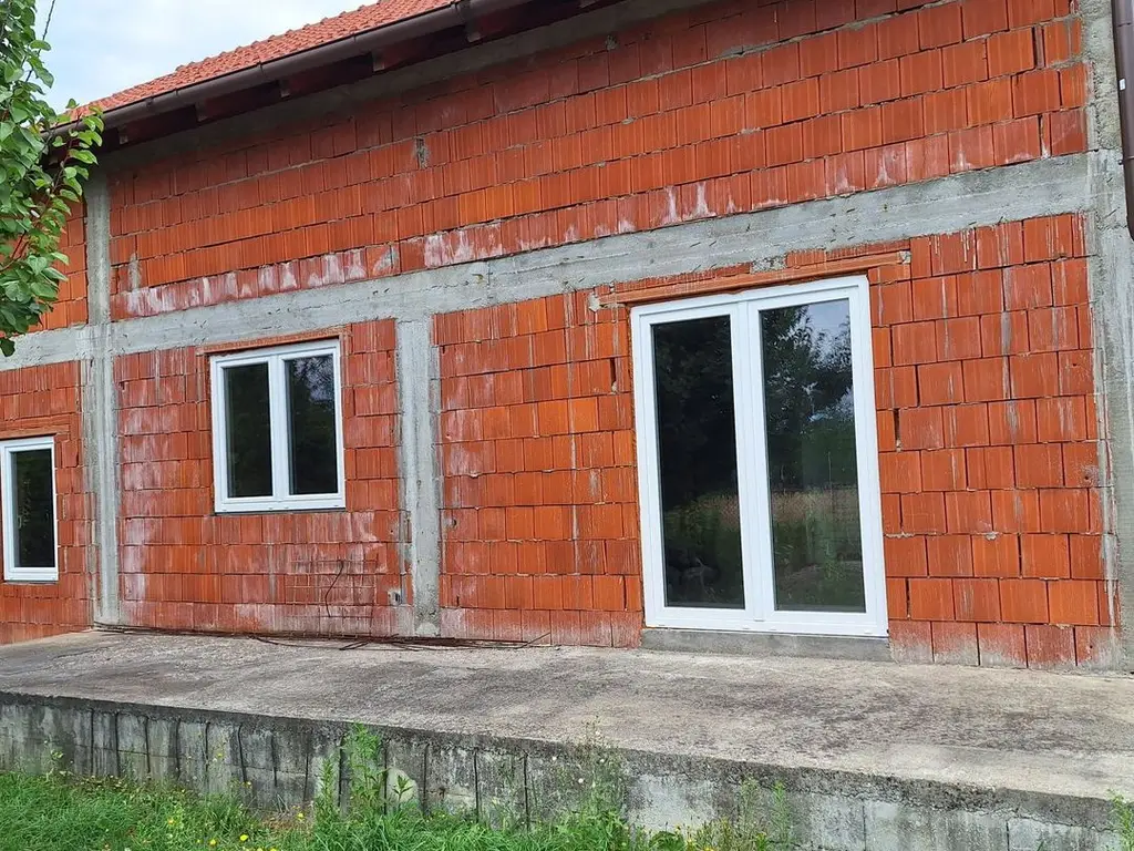 BRASADAS vinde casă în rosu și casa veche.