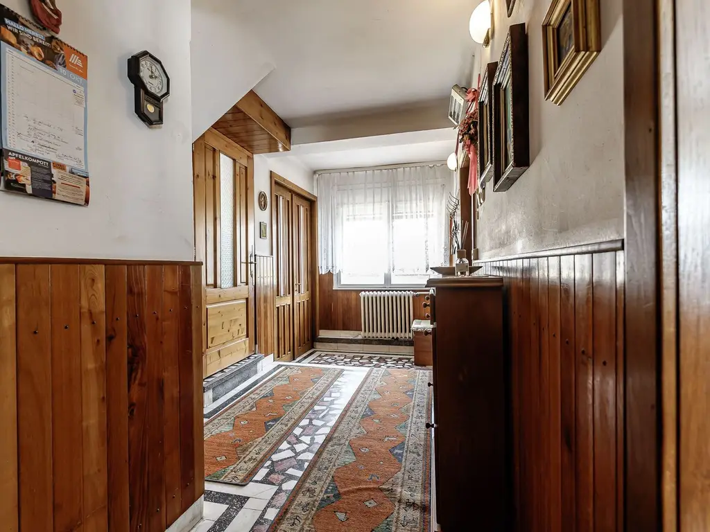 Casă din cărămidă cu 8 camere – zonă liniștită, LIPOVA