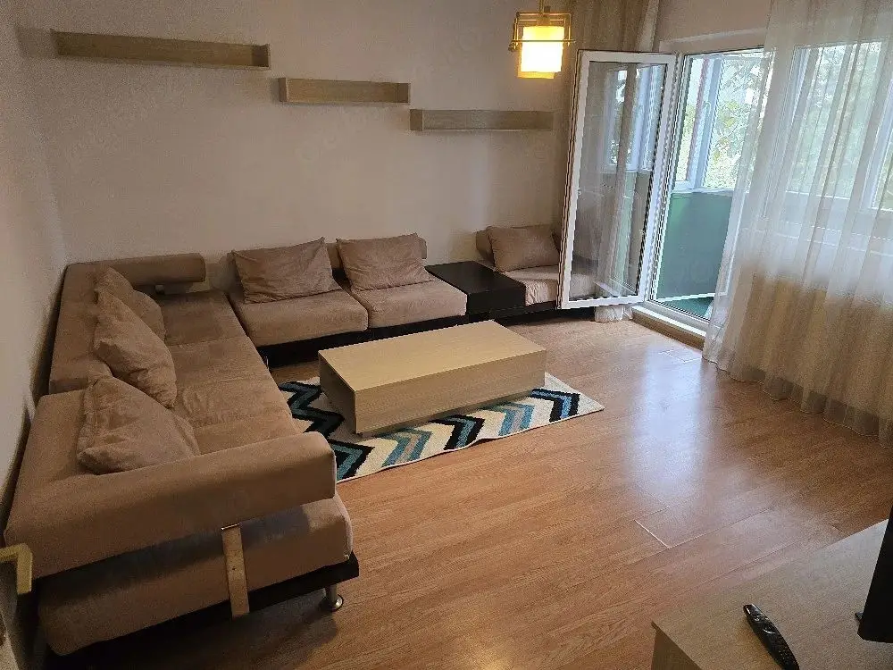Inchiriez apartament cu 3 camere, decomandat,