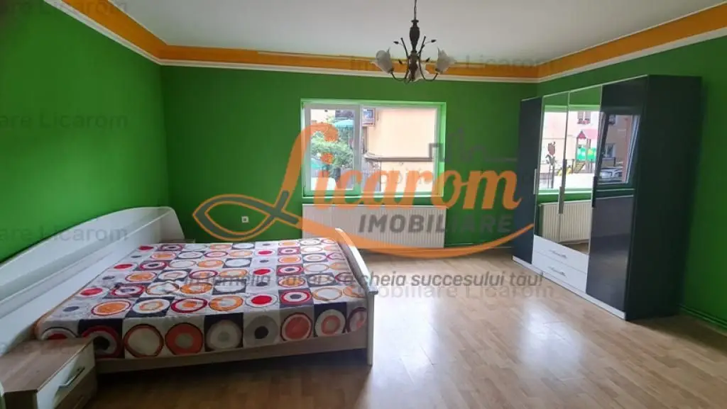 Casa individuala cu 2 apartamente, 6 camere,teren 403 mp,ASTRA.