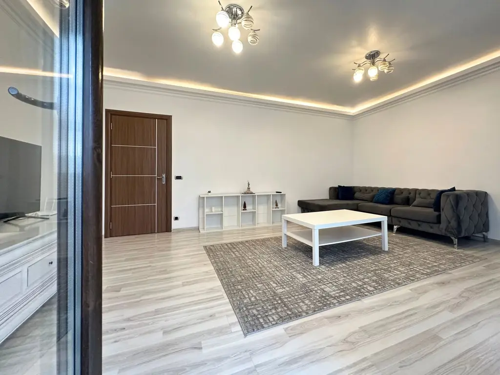 Vând apartament 3 camere 3 minute de Coresi complex ISARAN