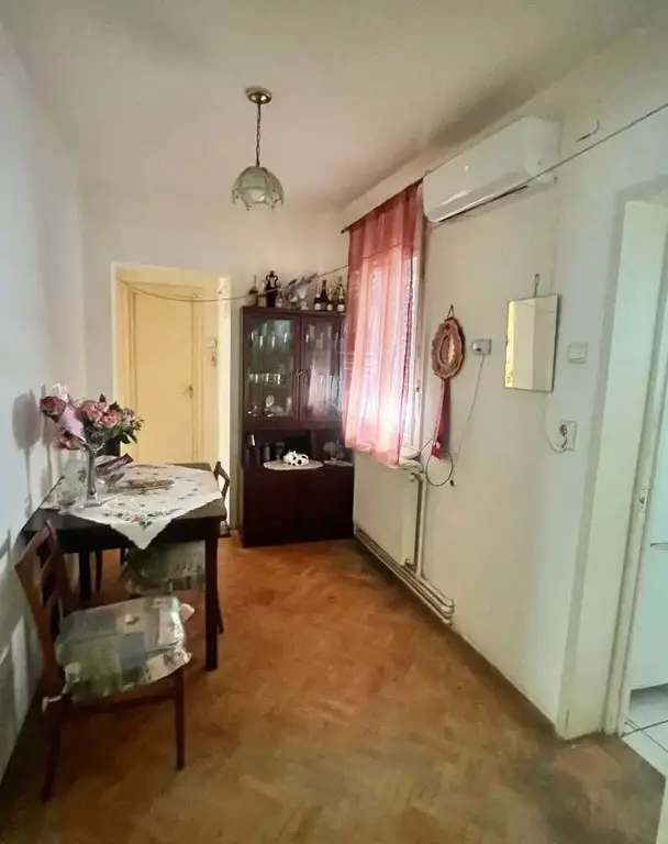 BRASADAS vinde ap 3 cam etaj 1/4 Careiului.