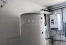 Spațiu industrial modern cu panouri fotovoltaice și acces TIR