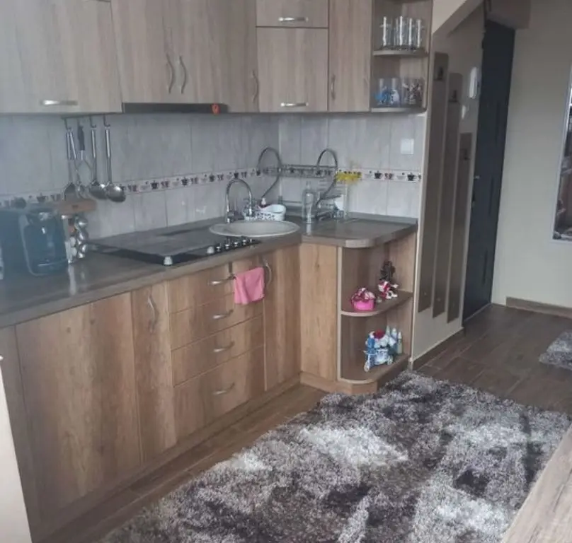 BRASADAS vinde ap 2 cam etaj 4/4 Careiului.