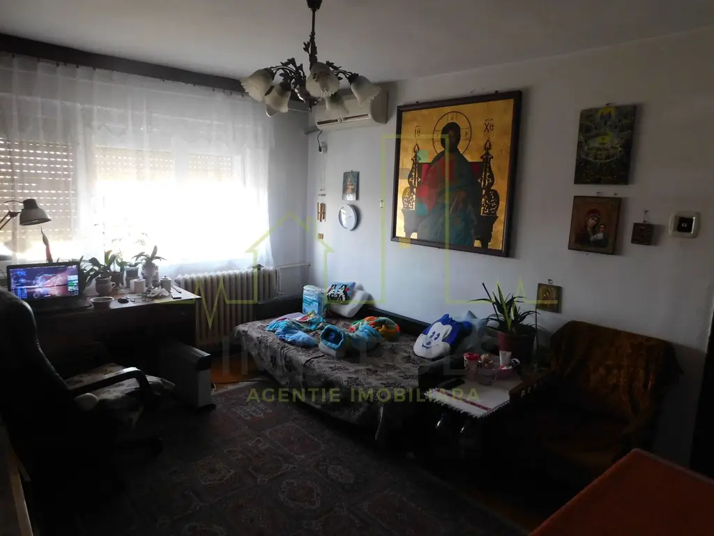 4 camere la pret de 3. Pozitie excelenta.