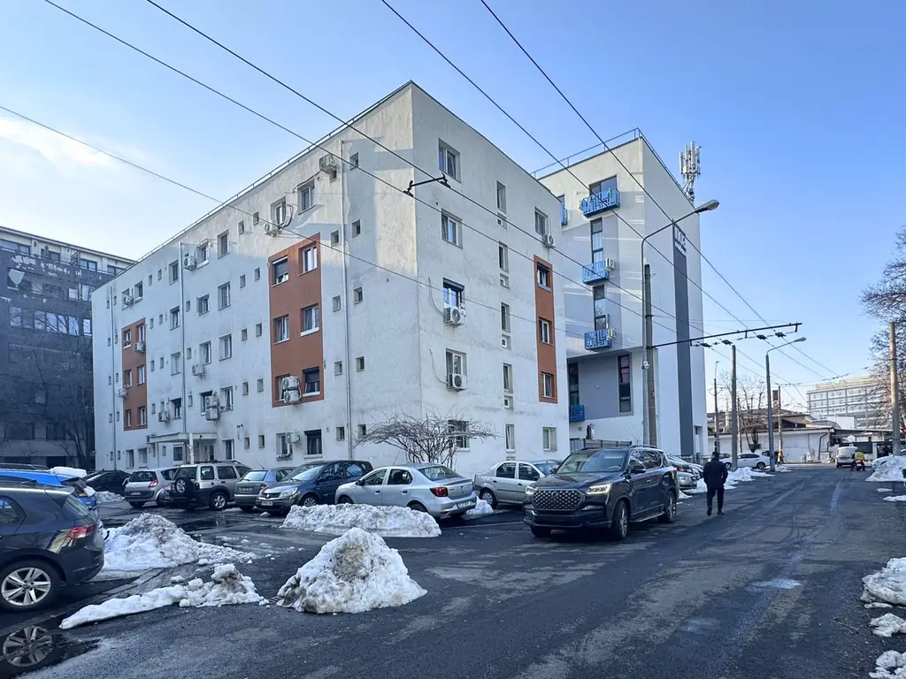 Ofer spre închiriere garsonieră situată la doar 2 minute metrou Jiului
