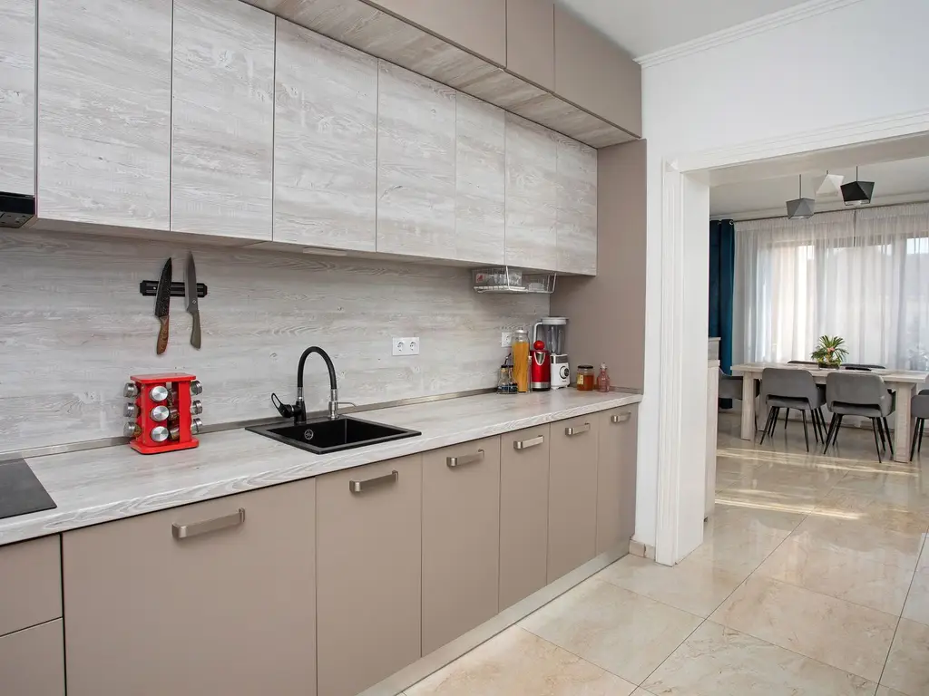 Vilă P+M, Clujului, 190 mp, teren 520 mp, singur în curte. 225 000 E
