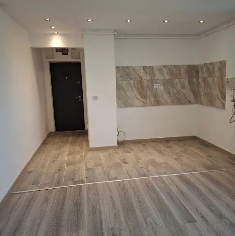 BRASADAS vinde ap 2 cam RENOVAT in Micro14 etaj 4/4.