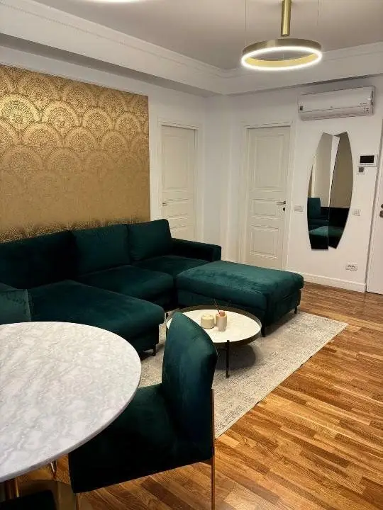 Apt 2 cam Victoriei, design interbelic şi finisaje de lux.