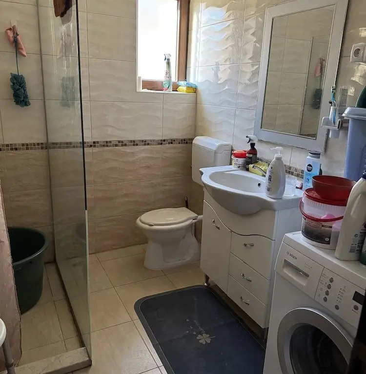 BRASADAS vinde casa cu etaj 5 cam in zona Titulescu.