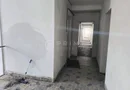 Spațiu industrial modern cu panouri fotovoltaice și acces TIR