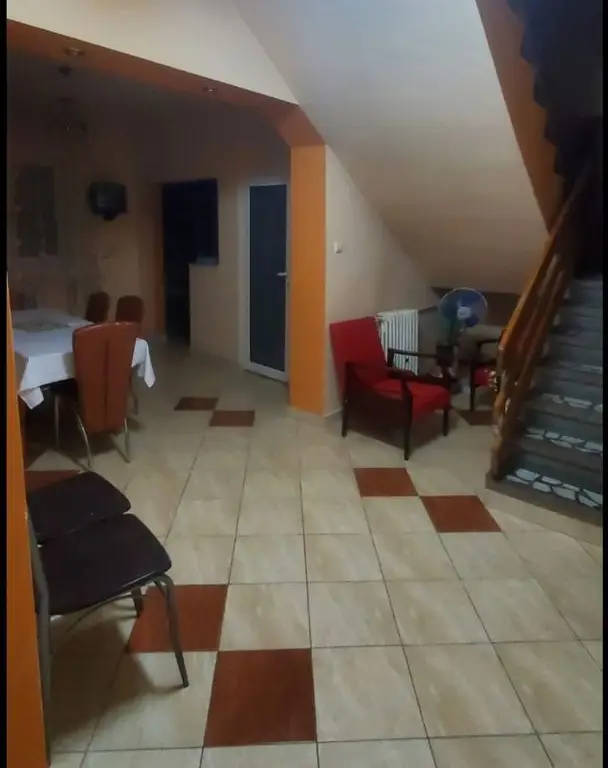 BASARAS vinde casa inchiriata pe 3 ani 800 Euro/luna.