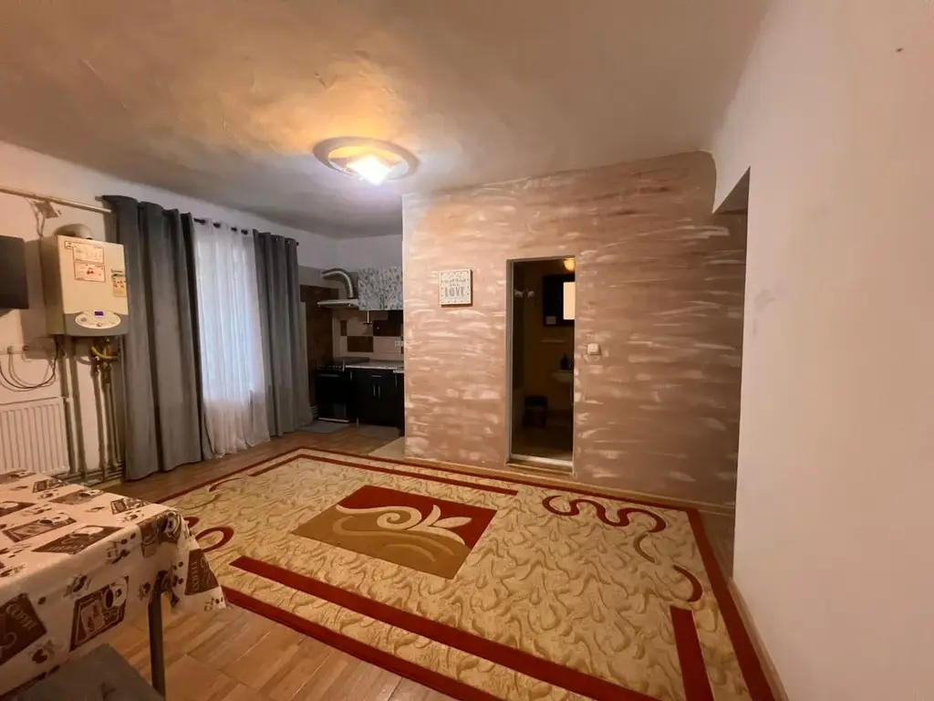Apartament cu 2 camere, etaj 1, la casa - zona centrala