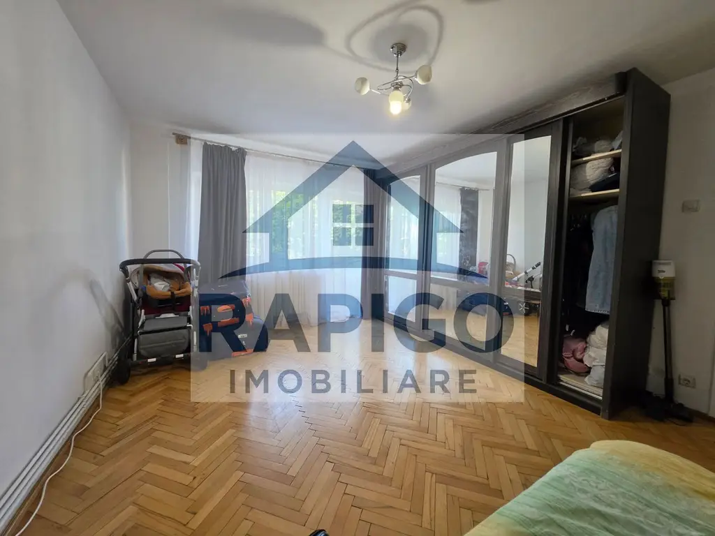 Vand apartament cu 4 camere aproape de centru