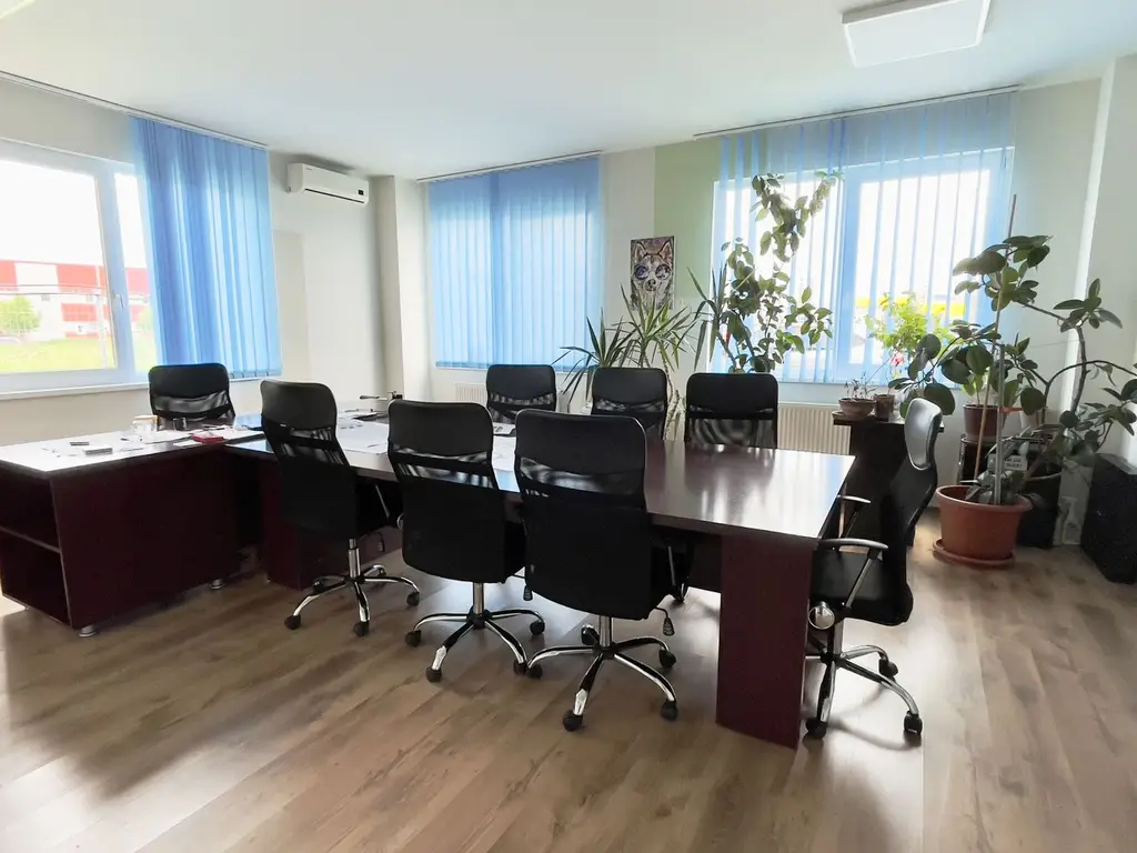 Cladire birouri - spațiu comercial cu parcări în incintă privată