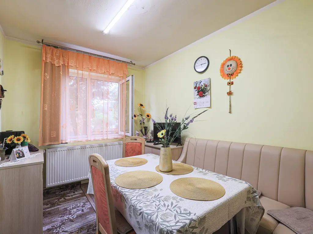 Apartament, la etajul 1, cu balcon spre zona verde, malul Muresului