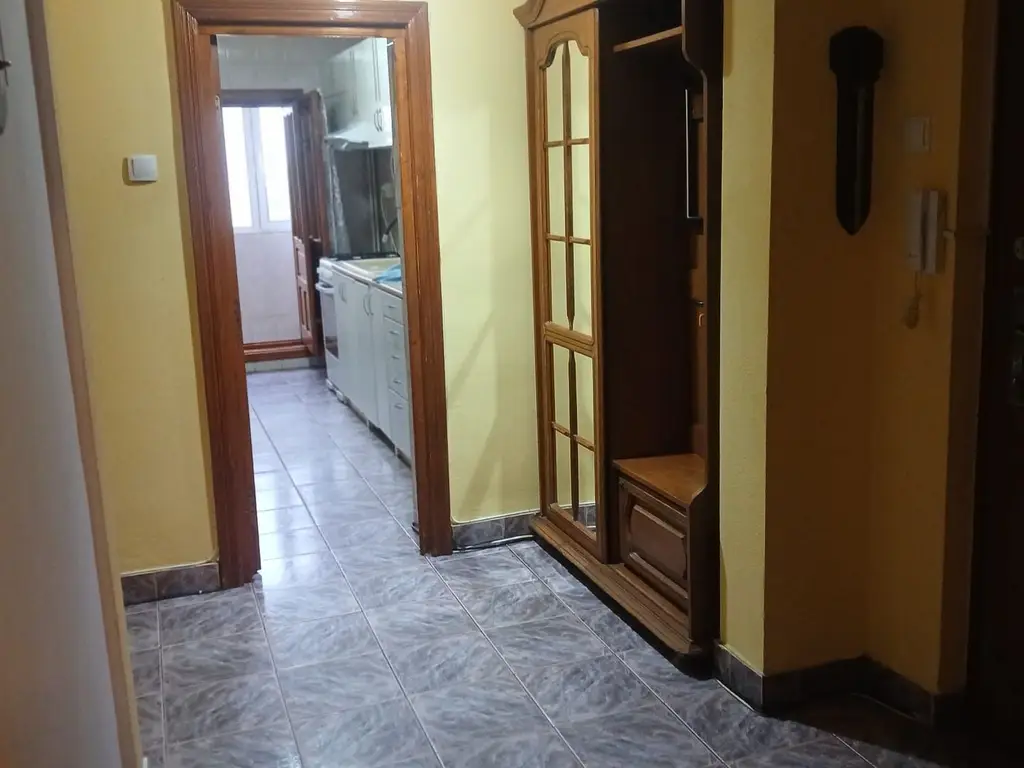 De inchiriat apartament cu 3 camere, I. C. Frimu, etaj 3, 450 euro