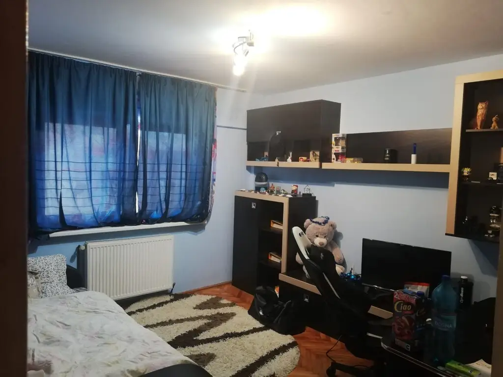 ageuropa.ro vinde ap 3 cam DECOMANDATE în Carpați 2 la etajul 4.