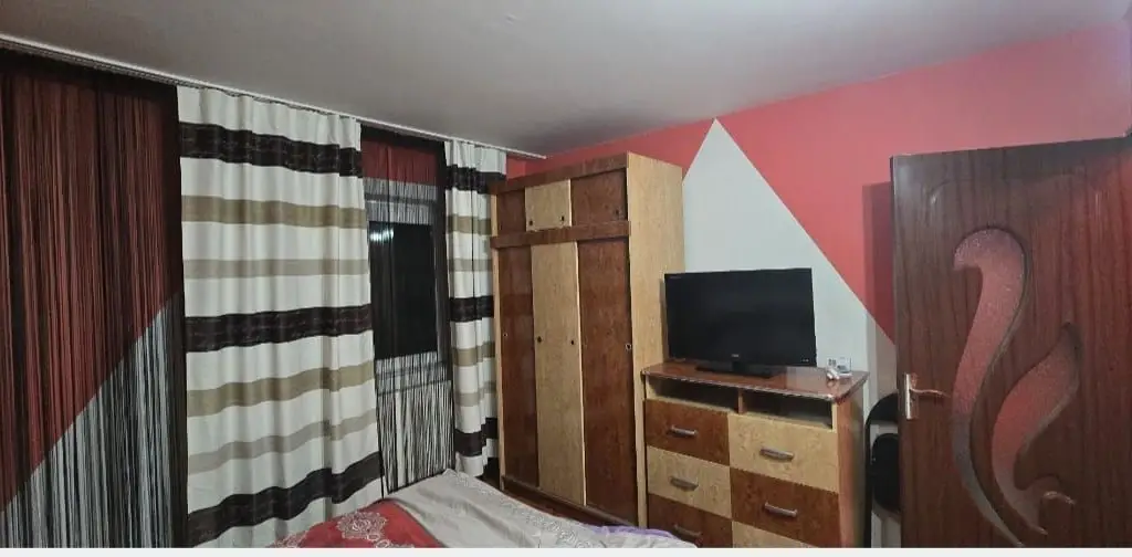 Apartament 2 camere decomandat, et.1, centru, mobilat, parcare