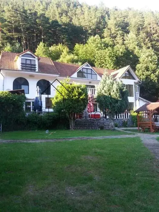 Pensiune de vânzare | 400 MPU | 10 Camere | Rasinari - Curmatura