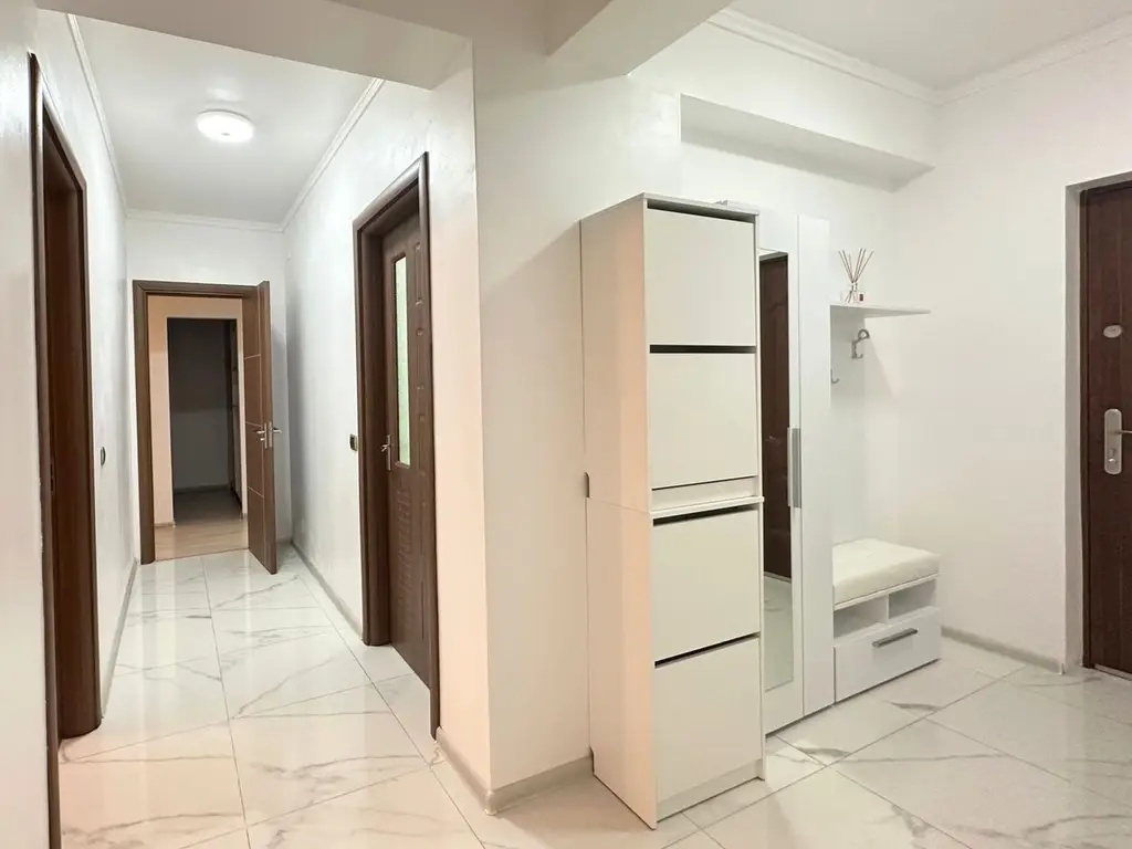 Vând apartament 3 camere 3 minute de Coresi complex ISARAN