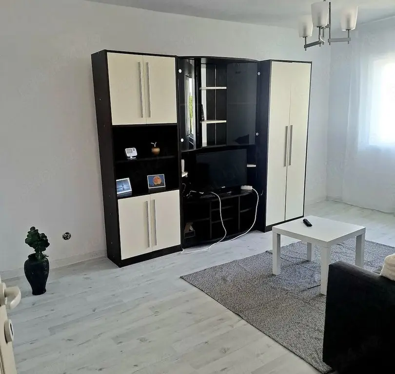 De inchiriat apartament 2 camere, Piața Centrală, et. 4, renovat, 450 eur