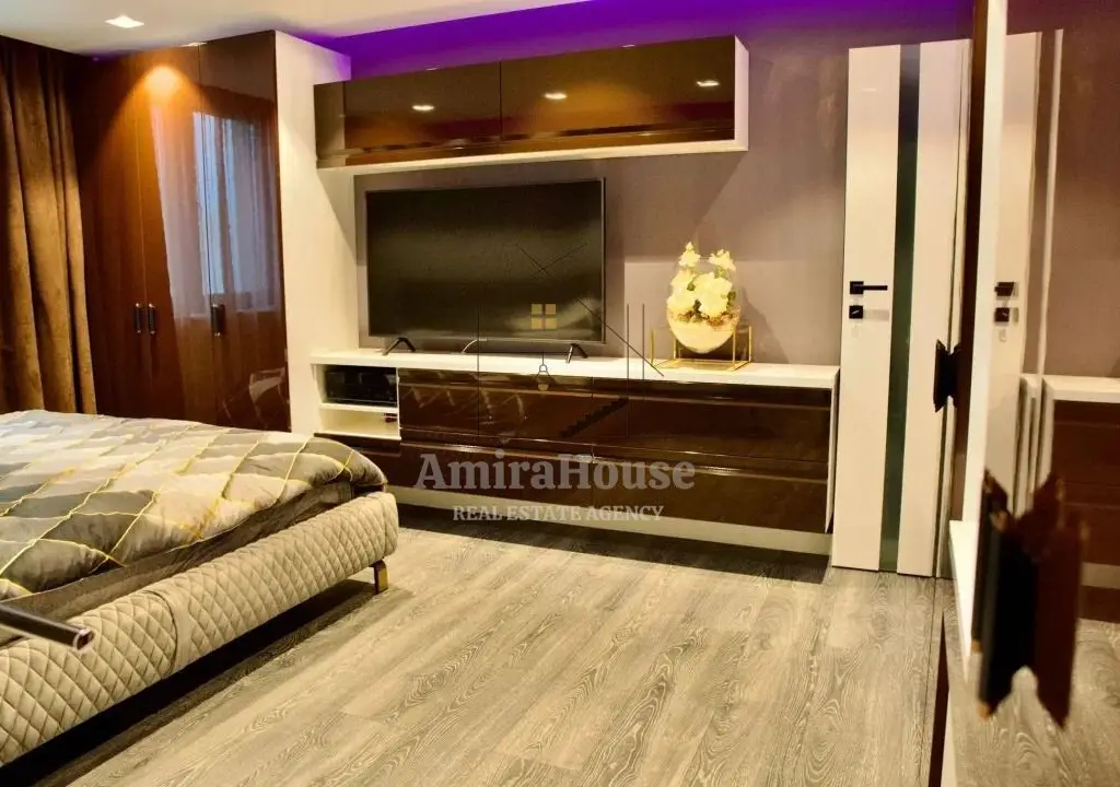 Apartament 3 camere tip Penthouse, 80 mp, 30 mp terasa, boxa, 2 parcari, Marasti