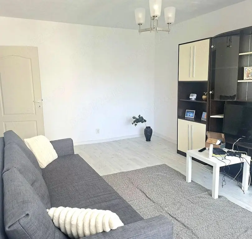 De inchiriat apartament 2 camere, Piața Centrală, et. 4, renovat, 450 eur