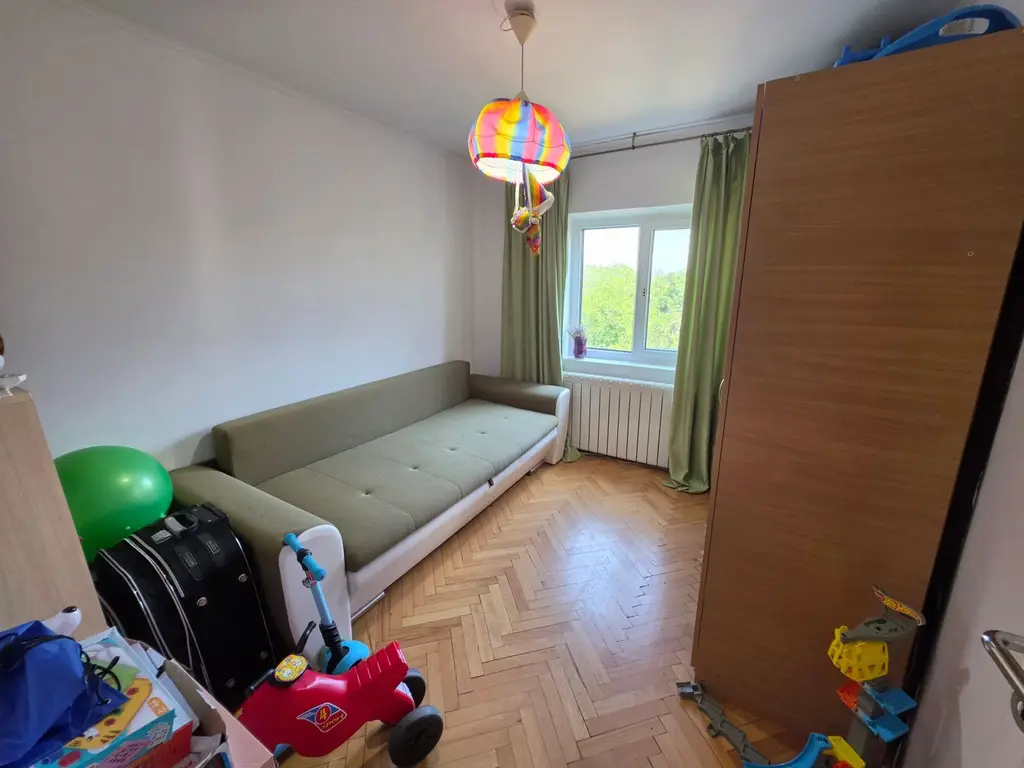 Vand apartament cu 4 camere aproape de centru
