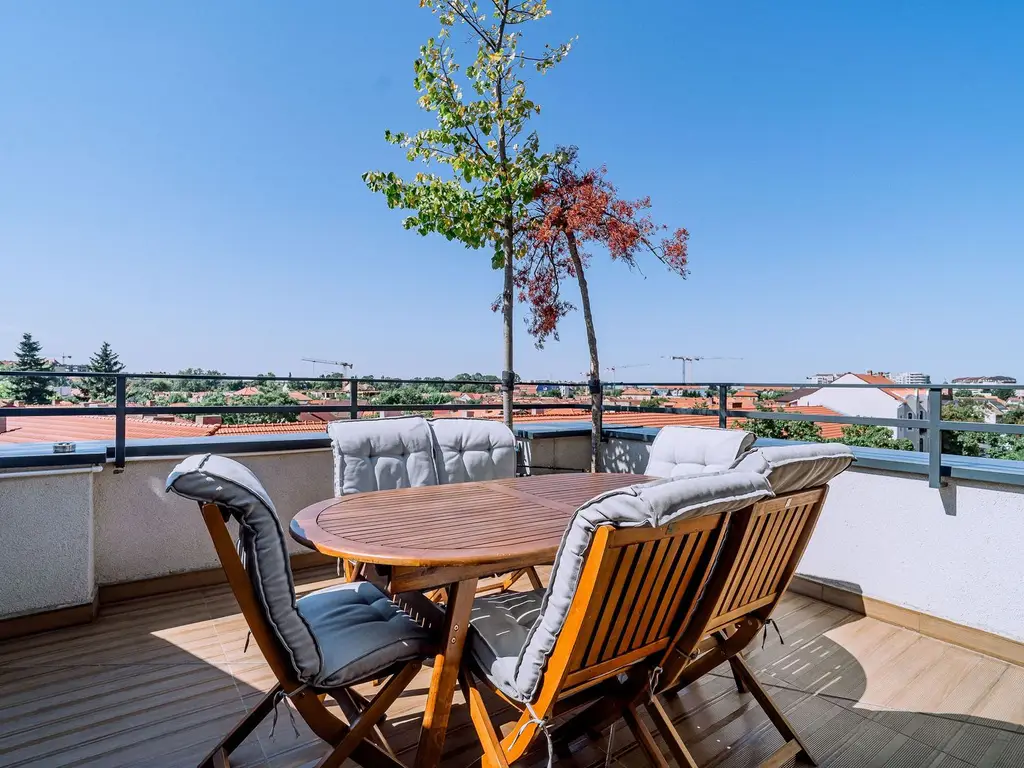 Penthouse 4 camere, ultracentral, Oradea. 800 000 E. Comision 0