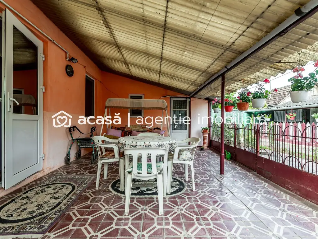 Casa 3 camere, bucatarie si baie, in zona centrala din Chisineu-Cris