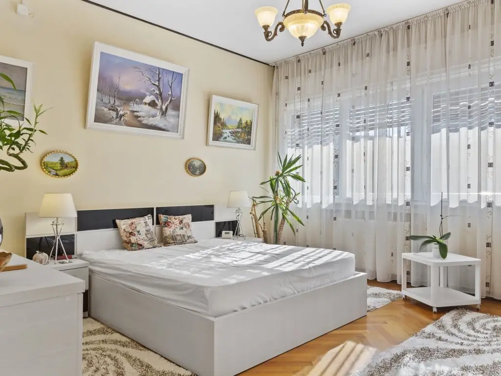 Vând apartament lux