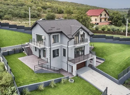 Casa noua de vanzare in Iasi, zona Sorogari, cu vedere catre lac.